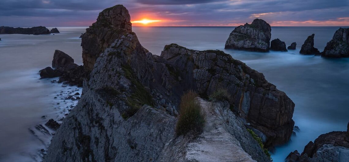 Vista panorámica de la Costa Quebrada en Cantabria desde su inicio